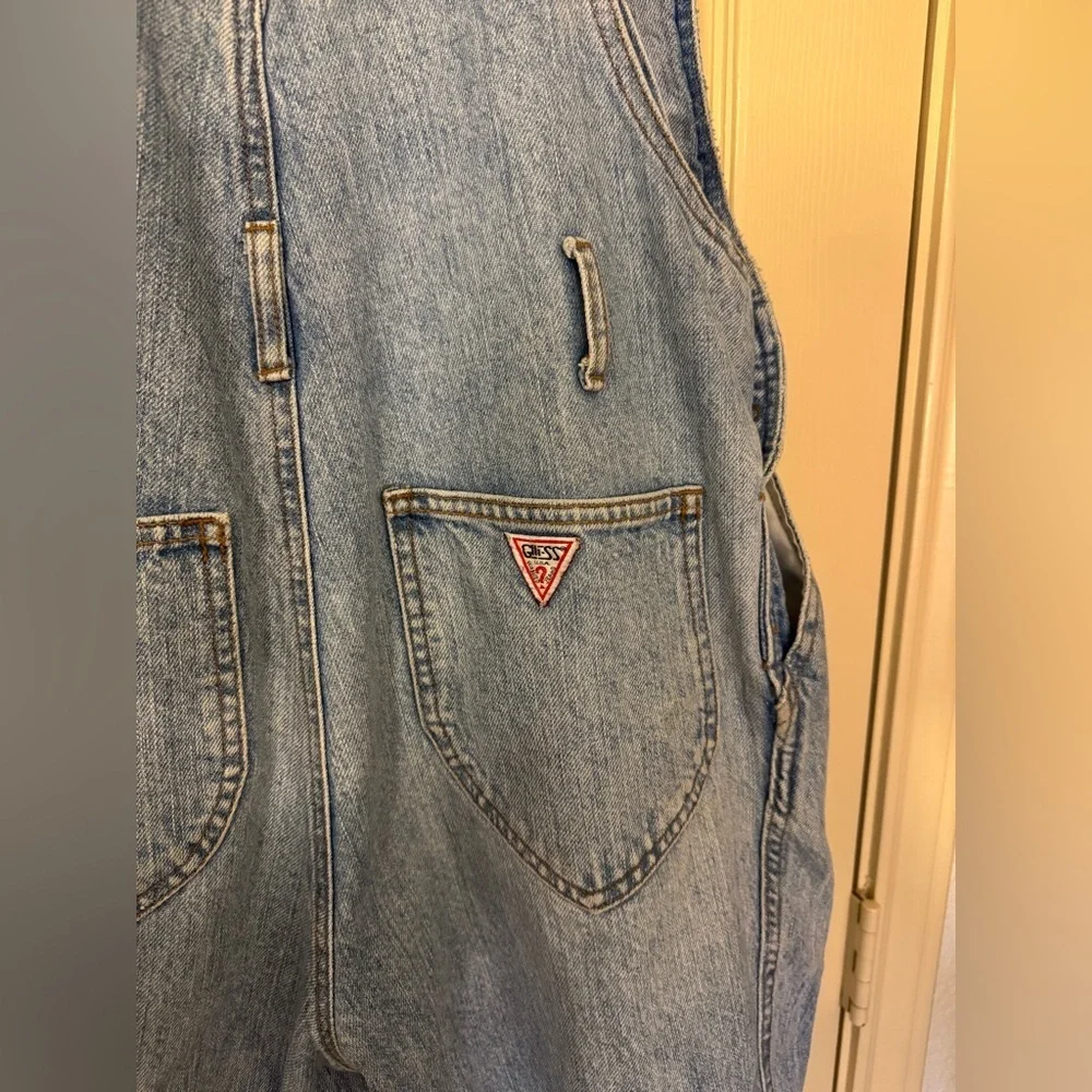 VINTAGE GUESS BIB OVERALLS  SHORTS WOMEN SIZE 4 FADED  COLLEGE THRASHED 80S CALI - Picture 4 of 7